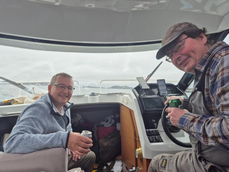 En halv time efter landing er vi i båden på vej nordpå