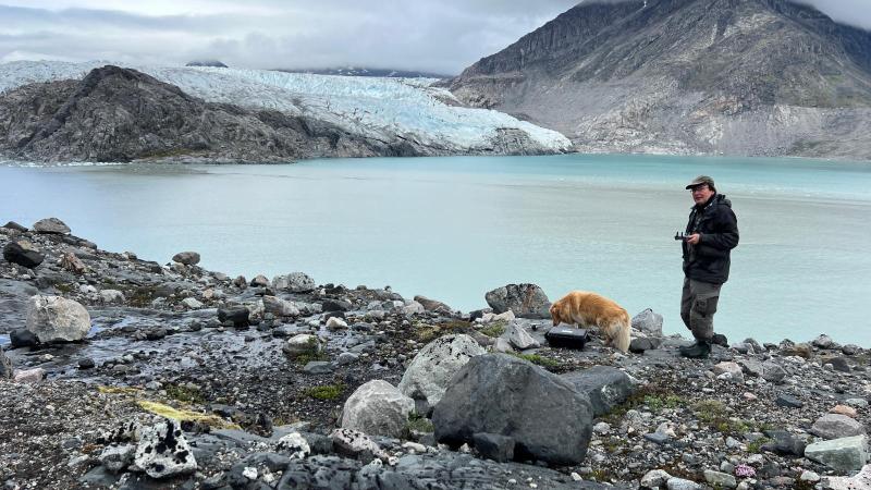 Søren fjernstyrer dronen ved Sertmitsiaq Gletcheren i Evighedsforden