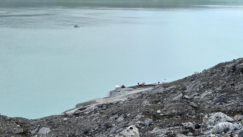 Fiskere ordner garn på klippen i Evighedsforden