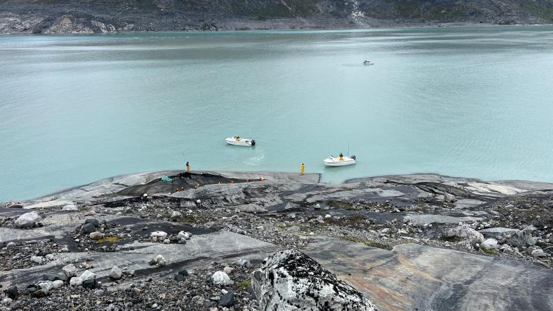 Fiskere ordner garn på klippen i Evighedsforden