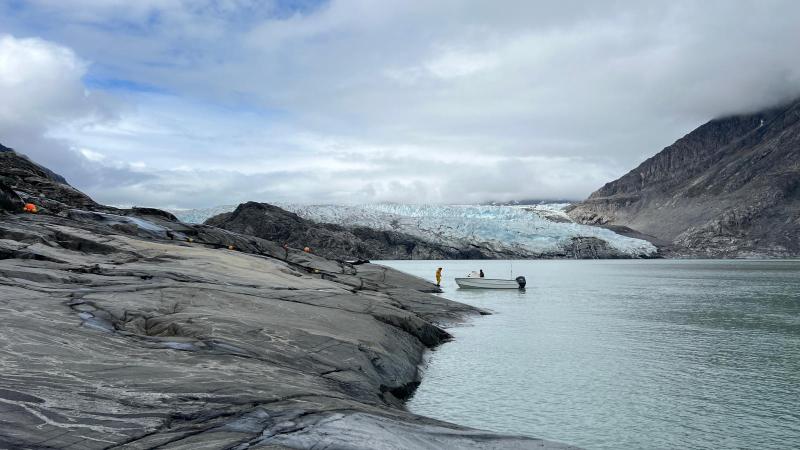 Fiskere ordner garn på klippen i Evighedsforden