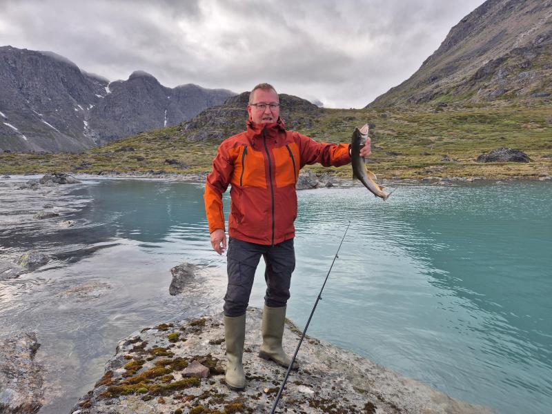 Peter prøver at fange fisk inde i bunden af Hamburgersund