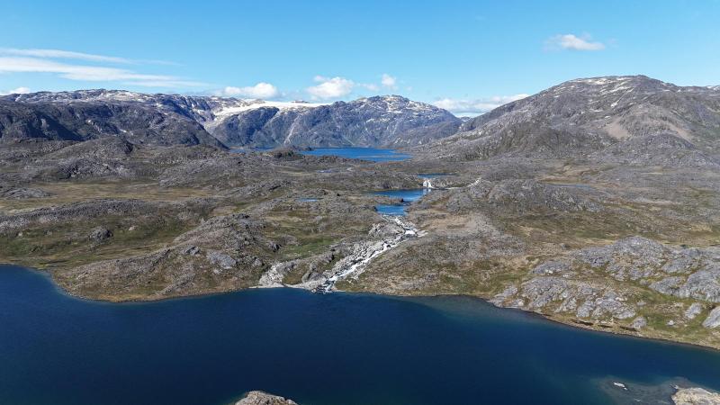 Droneoverblik i fjorden ved Napasoq