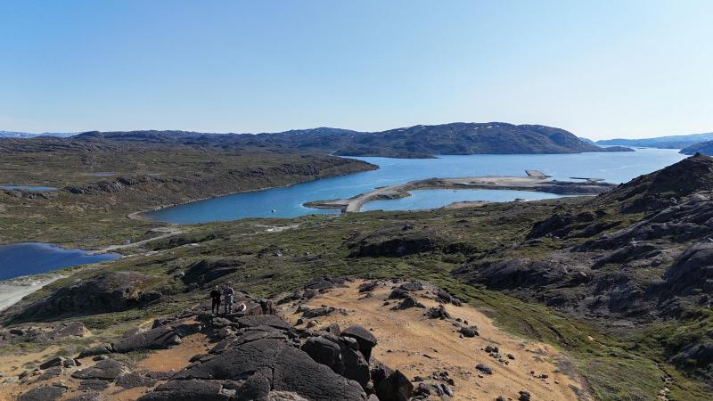 Droneoverblik ved nedlagt olivinmine i Fiskefjorden