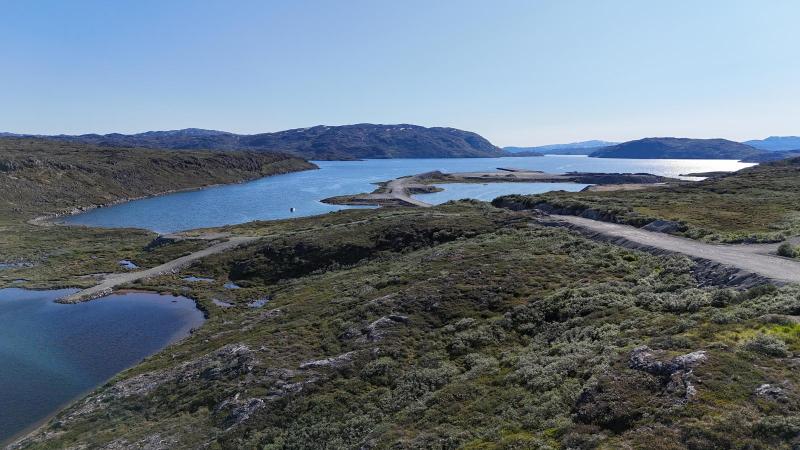Droneoverblik ved nedlagt olivinmine i Fiskefjorden