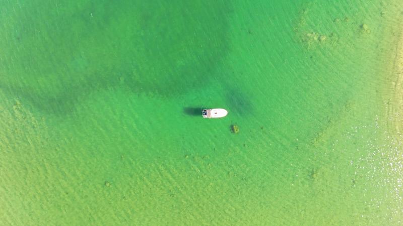 Droneoverblik ved nedlagt olivinmine i Fiskefjorden - Maru ovenfra