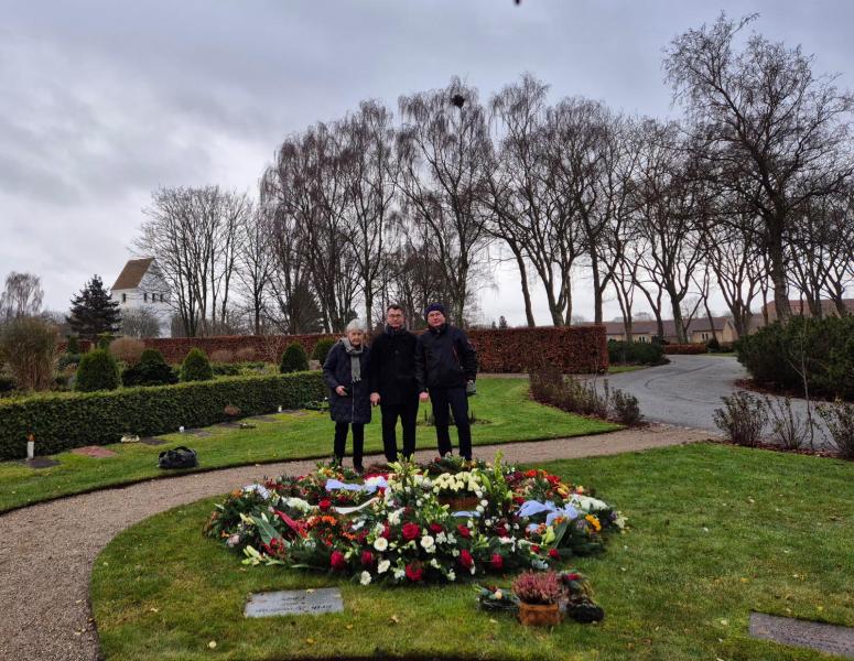Alle blomsterne fra kirken var lagt ud ved gravpladsen