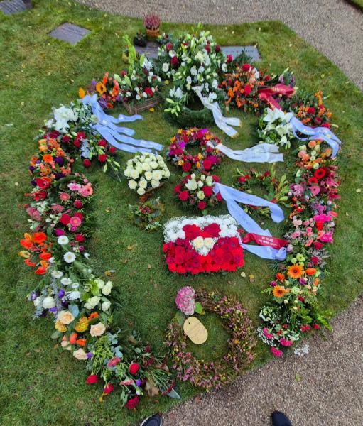Alle blomsterne fra kirken var lagt ud ved gravpladsen
