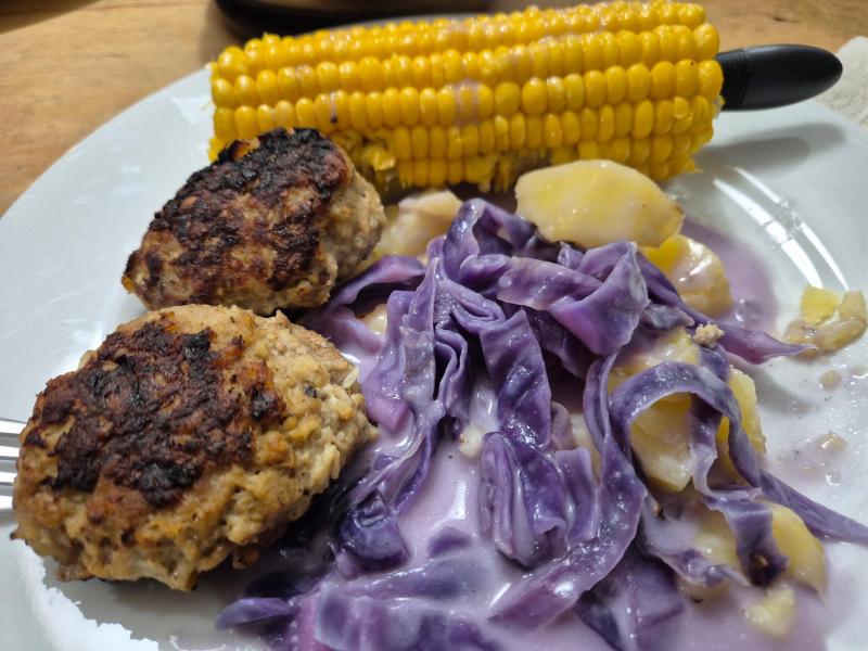 Frikadeller med rødkålsovs og majskolbe