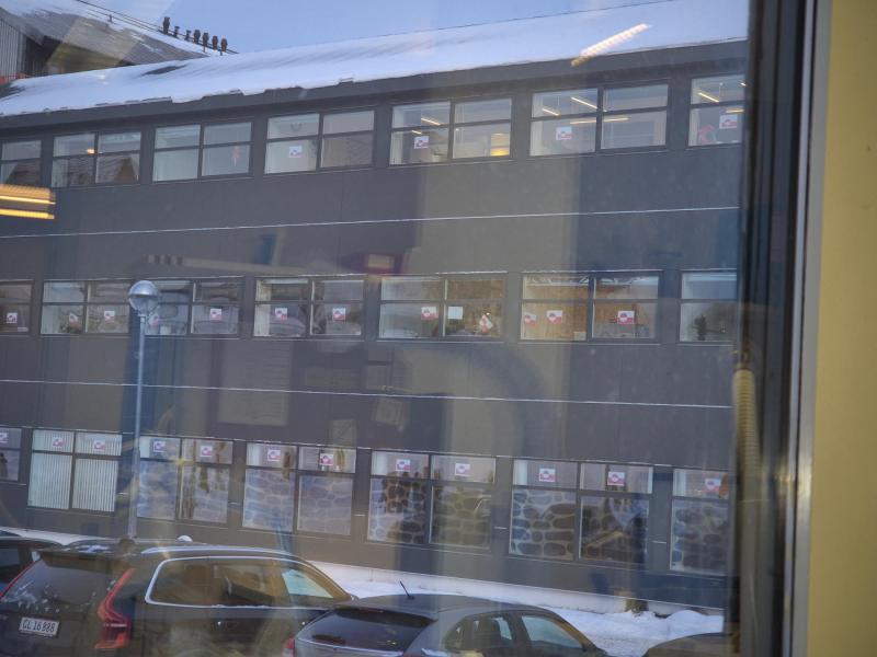 Flagene er kommet op i vinduerne i protest mod Trumps planer