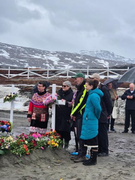 Naja's mor begraves i Nuuk