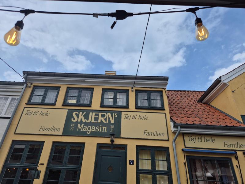 På Peters fødselsdag var i Postgaarden og spise og i Cirkusrevyen