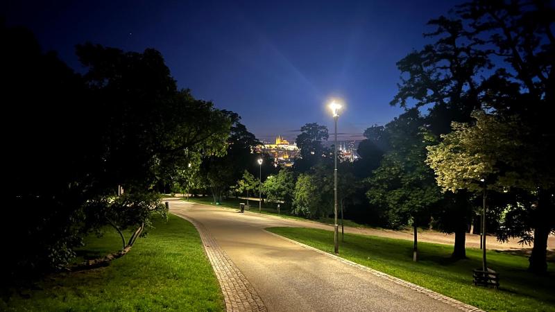 I nærliggende park for at finde fodboldskærm