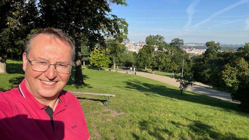 Peter ude og lade om morgenen i Prag