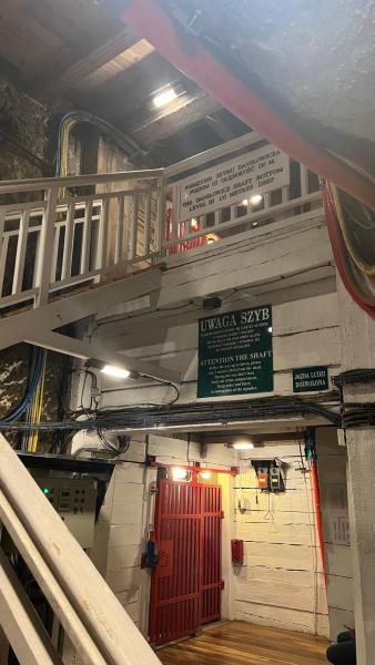 En mikroelevator 135 m op i - 8 personer i Saltminen nær Krakow