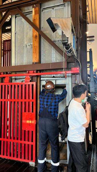 En mikroelevator 135 m op i - 8 personer i Saltminen nær Krakow
