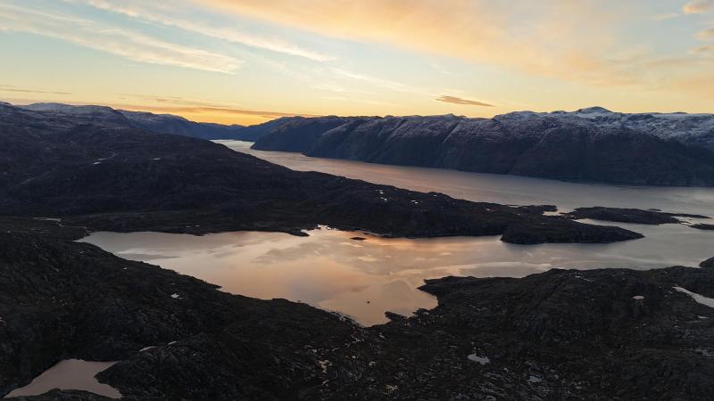 500 meter oppe i Amitsorssuaq ved Buksefjordens munding