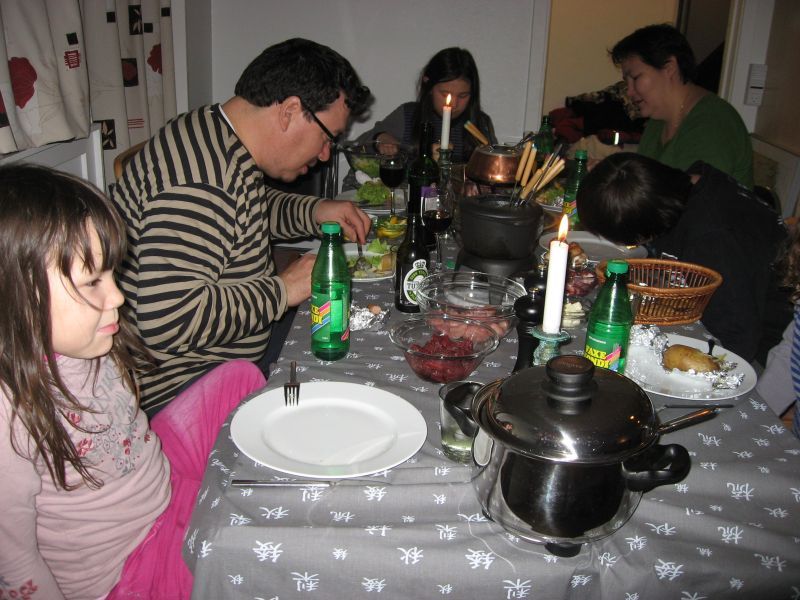 2008-11-21_alu_dorthe_richard_julia_bea_alma_middag_fondue_002