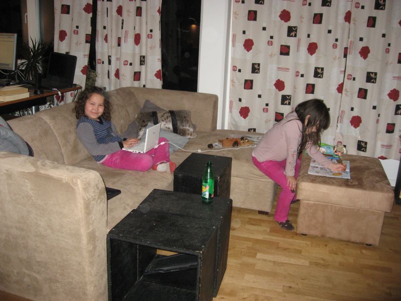 2008-11-21_alu_dorthe_richard_julia_bea_alma_middag_fondue_004