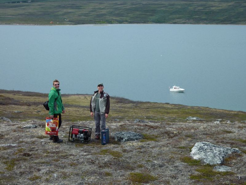 Vi borer huller til John og Nuka's nye hyttes fundament.