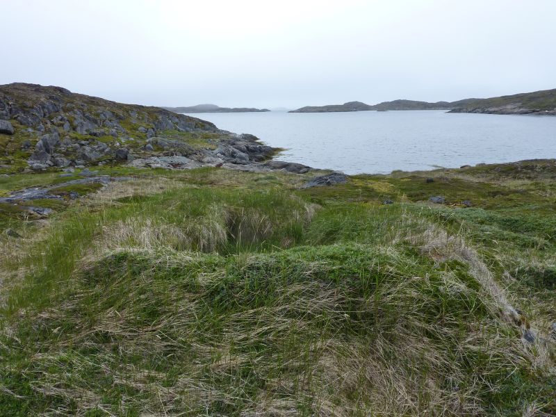 Hustomter og mødding i nærheden af Kanneq