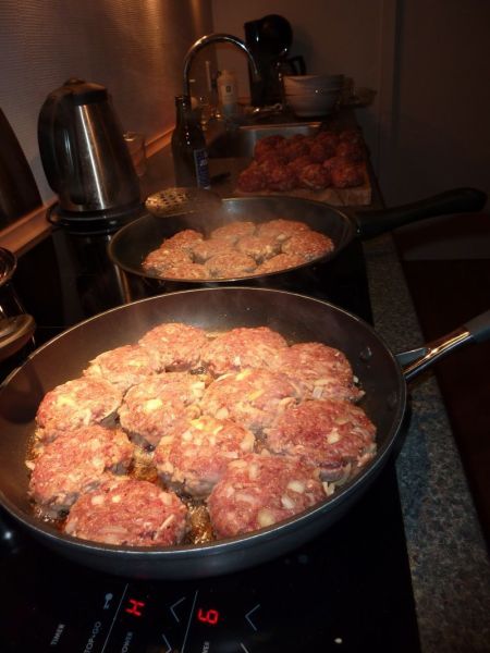 2011-11-04-2012_-_frikadeller_mad
