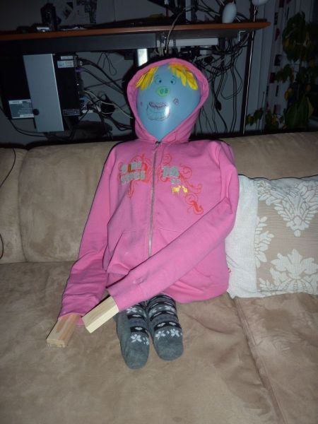 Alma og Bea laver udstoppede figurer