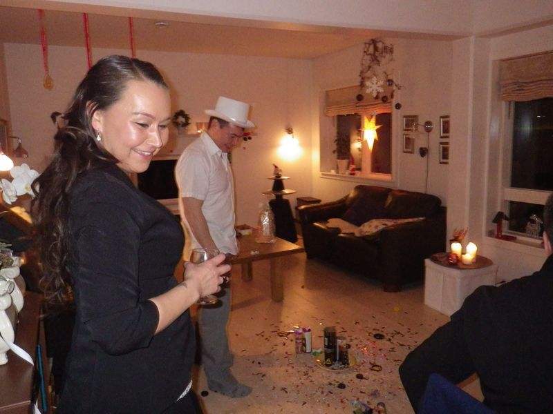 2012-12-31-2354_-_john_telling_karina_klausen