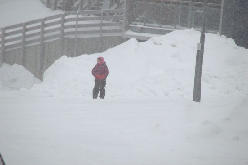 2015-02-20-1215_Qupanuk-gaar-hjem-alene-for-1.-gang-fra-skolen_Gode_1_Qupanuk-Euge_2