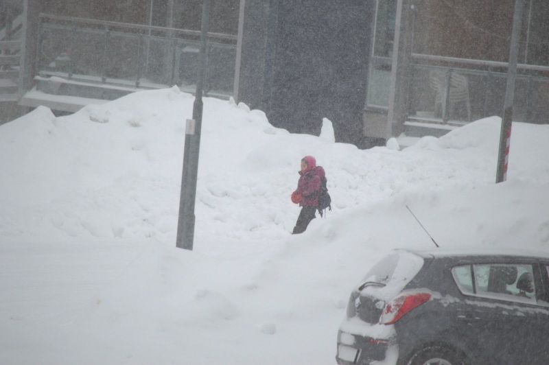 2015-02-20-1215_Qupanuk_gaar_hjem_alene_for_1._gang_fra_skolen_Gode_1_Qupanuk_Euge