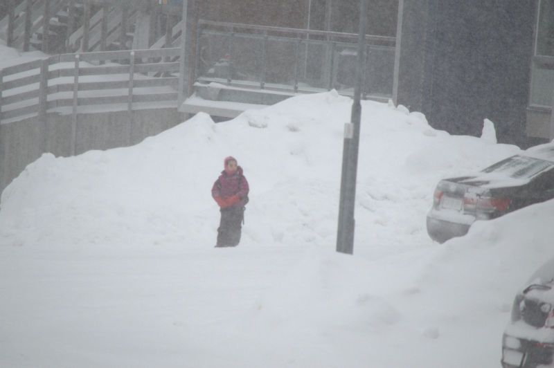 2015-02-20-1215_Qupanuk_gaar_hjem_alene_for_1._gang_fra_skolen_Gode_1_Qupanuk_Euge_4