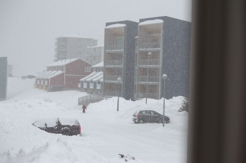 2015-02-20-1215_Qupanuk_gaar_hjem_alene_for_1._gang_fra_skolen_Gode_1_Qupanuk_Euge_5