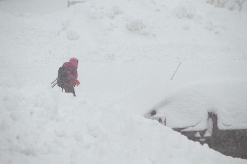 2015-02-20-1216_Qupanuk-gaar-hjem-alene-for-1.-gang-fra-skolen_Gode_1_Qupanuk-Euge_2