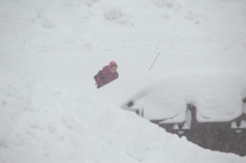 2015-02-20-1216_Qupanuk-gaar-hjem-alene-for-1.-gang-fra-skolen_Gode_1_Qupanuk-Euge_4