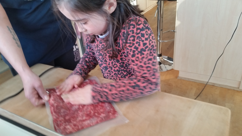 2015-03-31-1813_Der_pakkes_hakket_koed_Qupanuk_Eugenius_Lab