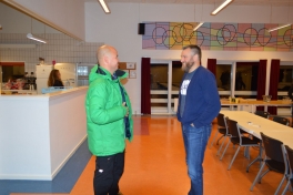 Turneringen indledes med mad og introduktion til regler osv.