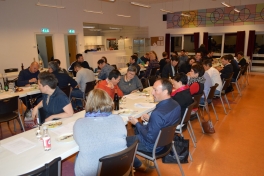 Turneringen indledes med mad og introduktion til regler osv.
