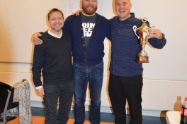 2015-11-13-2048_En_af_sidste_års_vinder_afleverer_pokalen_-