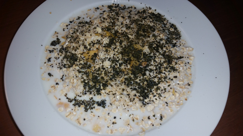 Corn flakes med havregryn strøet med pulveriseret blæretang