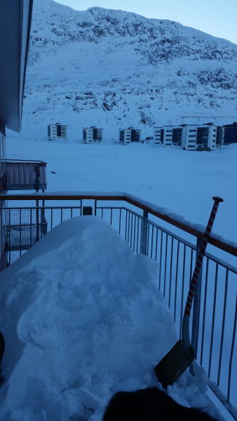 2017-02-16-0959_Snebunke på altanen_-
