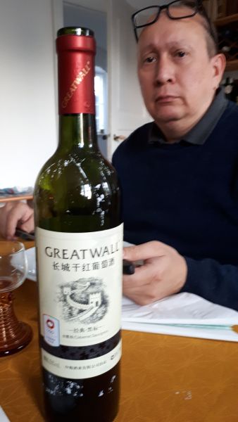 2019-04-14-1940_Barn-på-besøg-hos-Johanne-og-Peter_Erik-Fleischer-Vin