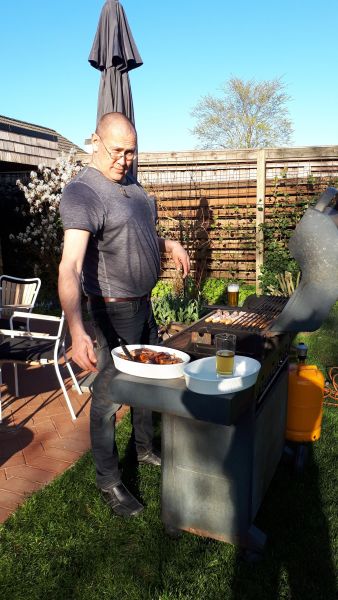 2019-04-18-1831_Bjørn-griller_Bjørn-Olesen