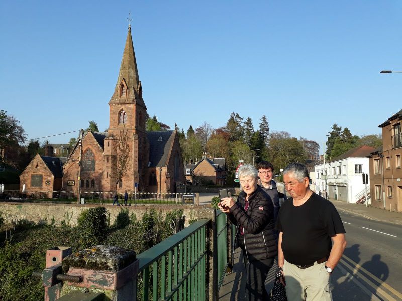 2019-04-22-1828_I-nærheden-af-hotellet_Jørgen-Labansen-Ruth-Labansen-Søren-Labansen