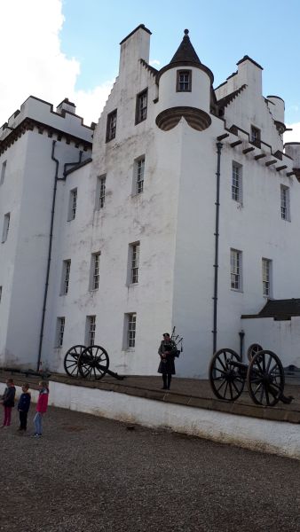 2019-04-25-1109_Sækkepiben-på-Blair-Castle_-
