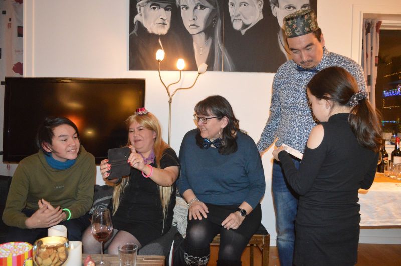 2019-12-31-2234_Anna-Hessler-Labansen-Linda-Louise-Hessler-Isbosethsen-Mina-Hessler-Isobosethsen-Peter-Isboseths