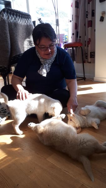 Emily og nogle af hendes søskende på 1. besøg i Pupik