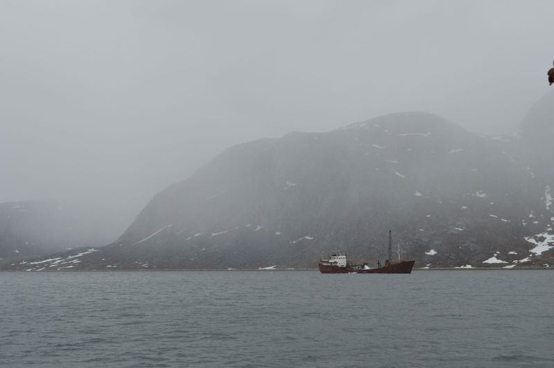 Kristi Himmarlfarts ferie i Qarajat Iluat. Holmi er på arbejde med sandsugning