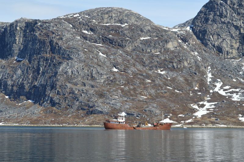 Kristi Himmarlfarts ferie i Qarajat Iluat. Holmi er på arbejde med sandsugning