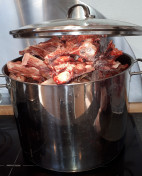 Rensdyr fond sat i gang. Denne portion gav 2,5 kg Pizza kød og ca. 2 kg hundemad. Plus næsten 3 liter velsmag.