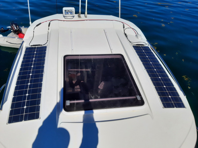 Miniferie inde i Nuuk fjorden. De færdige solceller på Maru